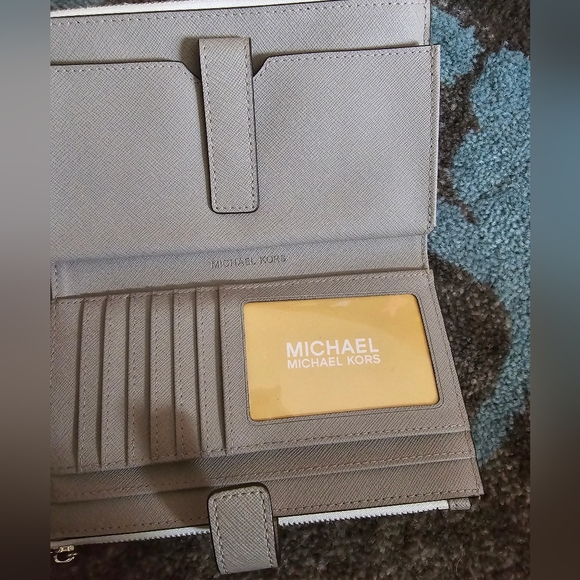 Michael Kors Jet Set Wristlet! - Picture 8 of 16